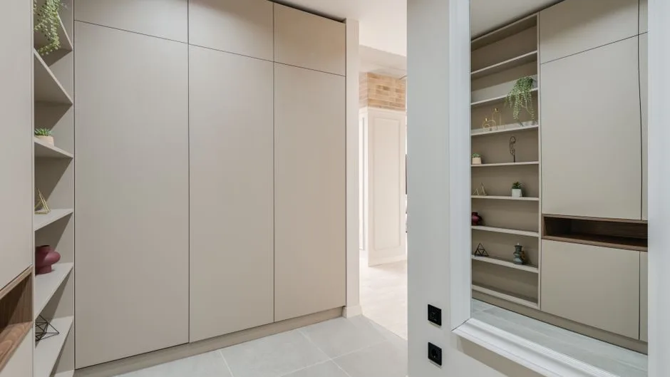 Intérieur lumineux avec des rangements intégrés